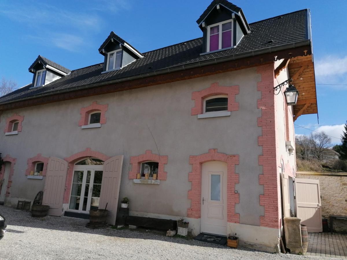 L'Annexe Du Chateau De Saint Genix Esterno foto